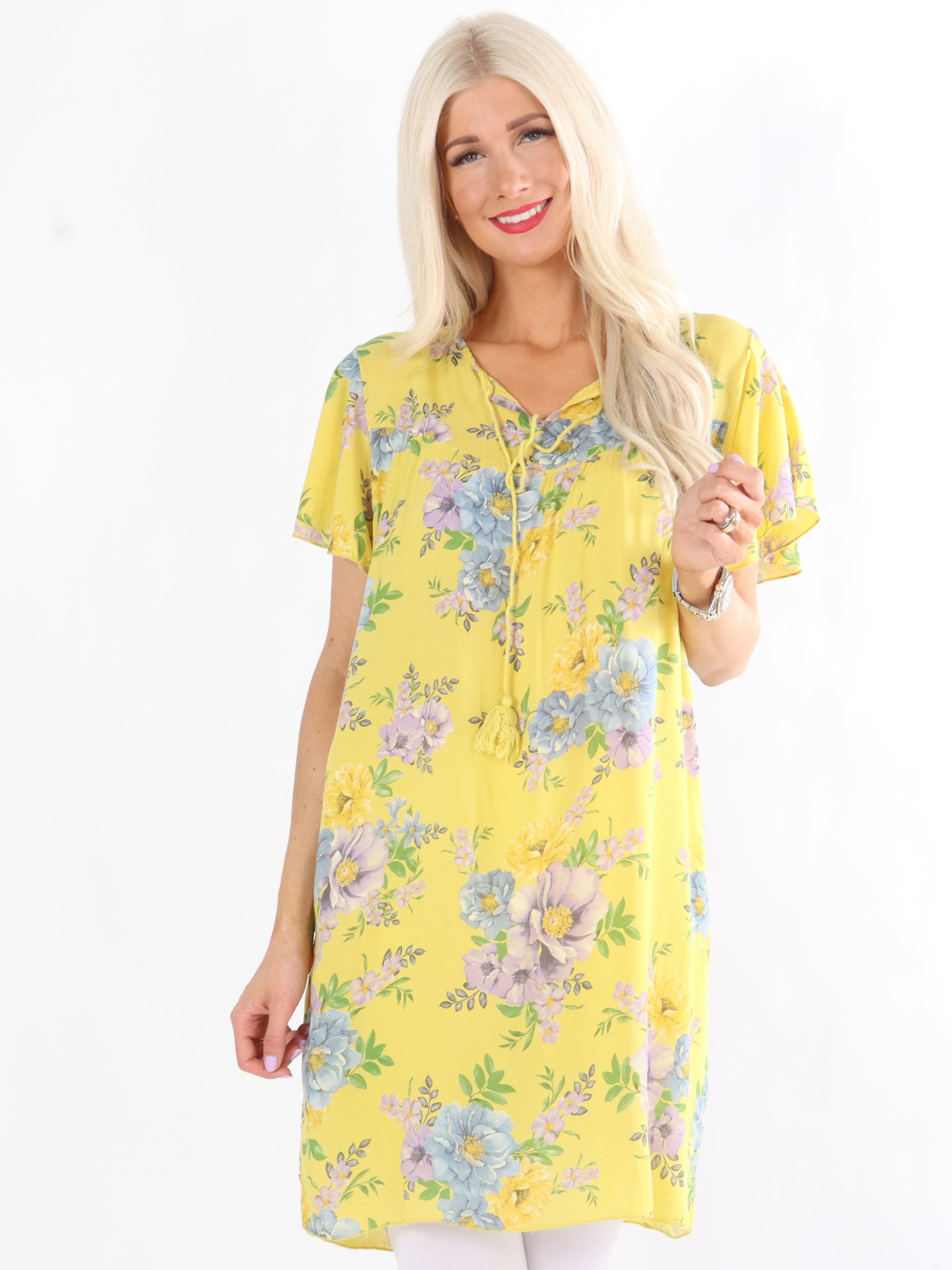 Mary - Armégrön tunika med blomstermotiv och litet band.